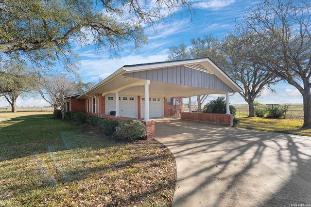 25 Labus Ln, Floresville, TX 78114