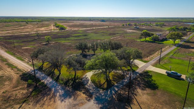 25 Labus Ln, Floresville, TX 78114