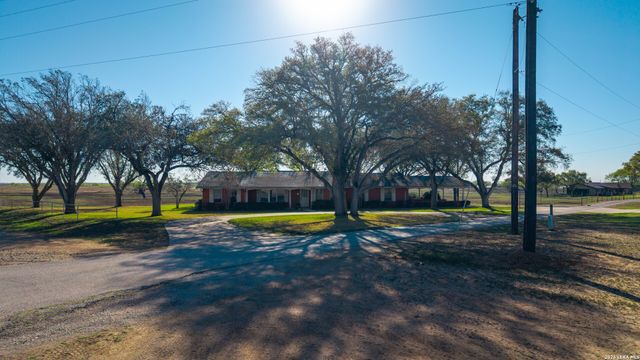 25 Labus Ln, Floresville, TX 78114