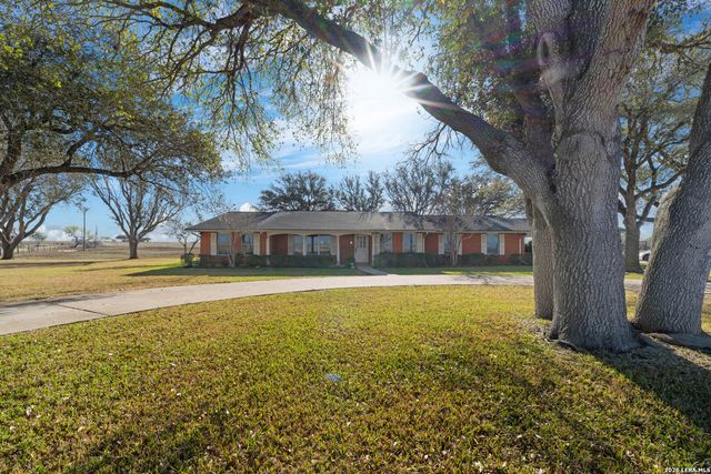 25 Labus Ln, Floresville, TX 78114