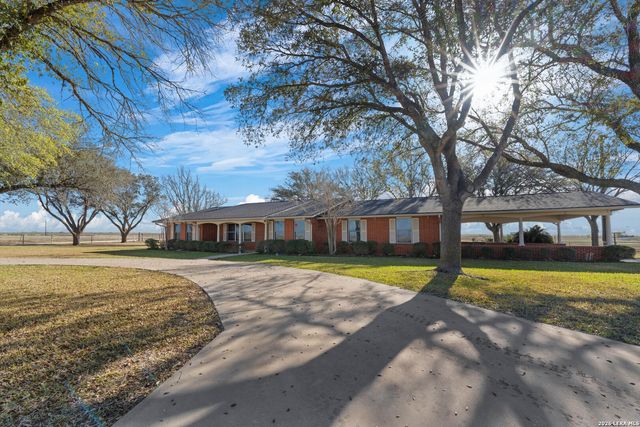 25 Labus Ln, Floresville, TX 78114