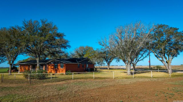 25 Labus Ln, Floresville, TX 78114