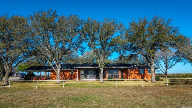 25 Labus Ln, Floresville, TX 78114