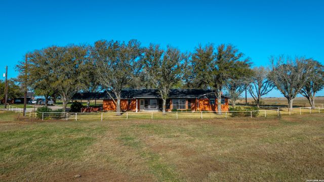 25 Labus Ln, Floresville, TX 78114