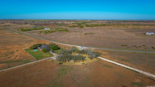 25 Labus Ln, Floresville, TX 78114