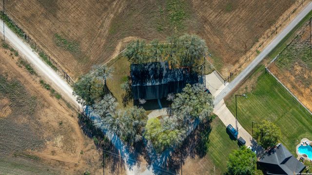 25 Labus Ln, Floresville, TX 78114