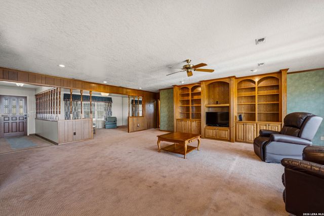 25 Labus Ln, Floresville, TX 78114