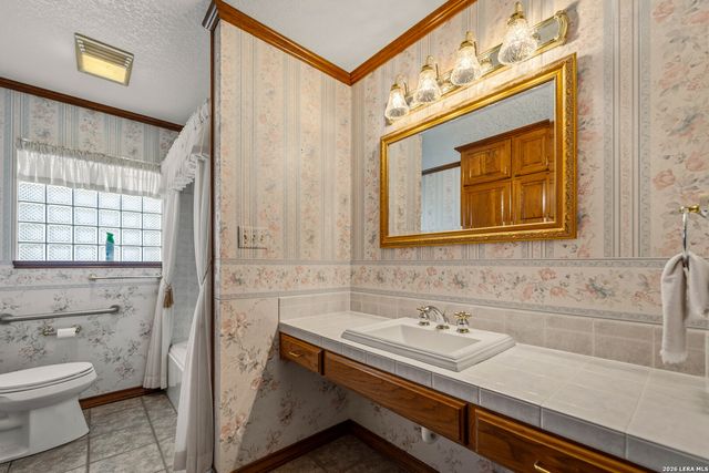 25 Labus Ln, Floresville, TX 78114