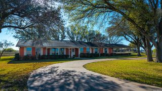 25 Labus Ln, Floresville, TX 78114