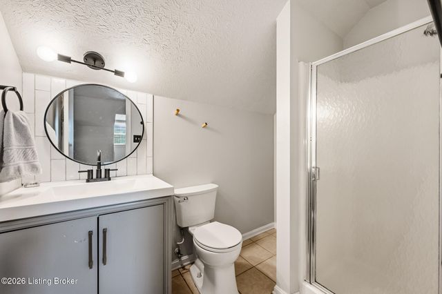 10755 Colonial Woods Ct, Louisville, KY 40223