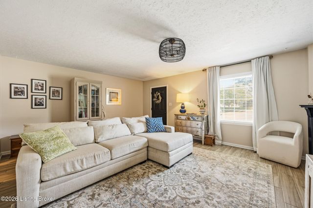 10755 Colonial Woods Ct, Louisville, KY 40223