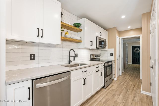 10755 Colonial Woods Ct, Louisville, KY 40223