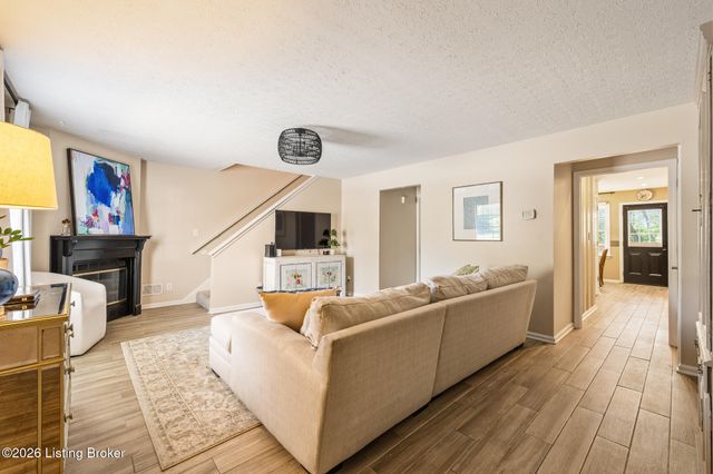 10755 Colonial Woods Ct, Louisville, KY 40223