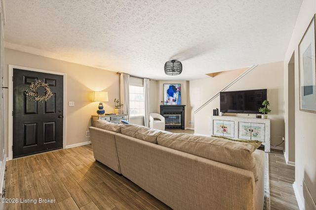 10755 Colonial Woods Ct, Louisville, KY 40223