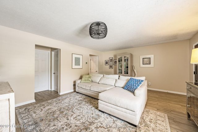 10755 Colonial Woods Ct, Louisville, KY 40223