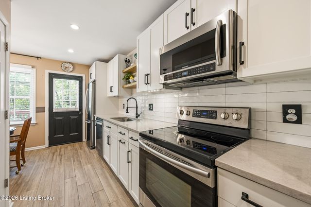 10755 Colonial Woods Ct, Louisville, KY 40223