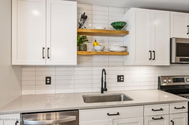 10755 Colonial Woods Ct, Louisville, KY 40223