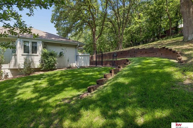 105 W Martin Drive, Bellevue, NE 68006