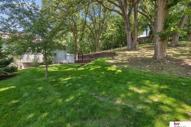 105 W Martin Drive, Bellevue, NE 68006