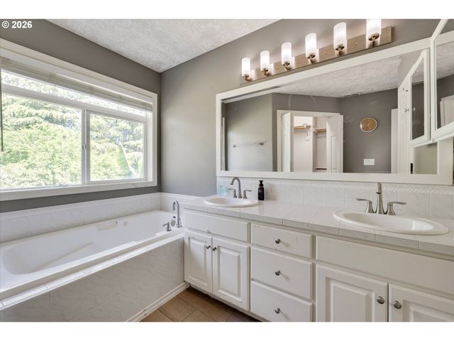 16056 Se ORCHARD VIEW Ln, Damascus, OR 97089
