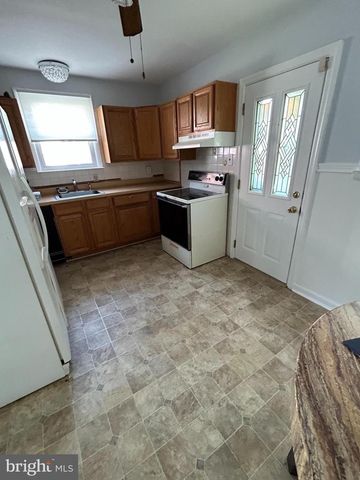 15 E AVON RD, Brookhaven, PA 19015