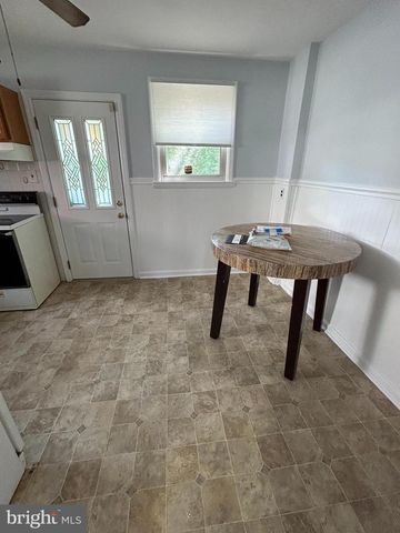 15 E AVON RD, Brookhaven, PA 19015