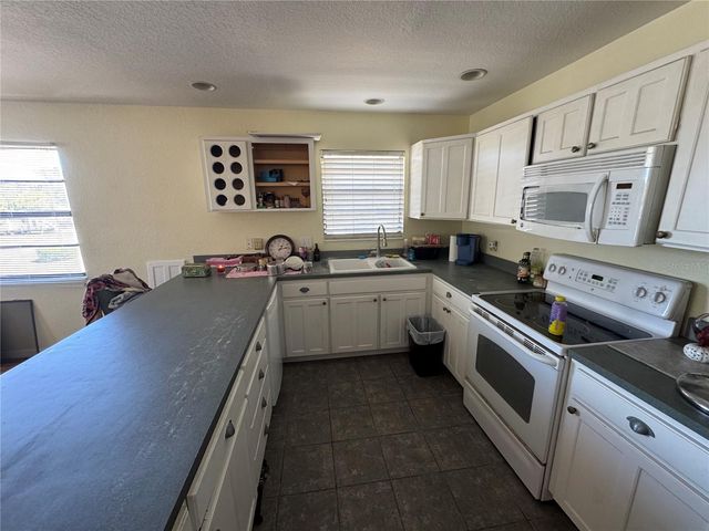 1736 W COUNTRY CLUB DRIVE, Tampa, FL 33612