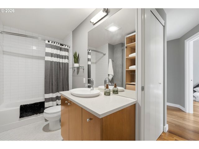 1926 W BURNSIDE St 216, Portland, OR 97209