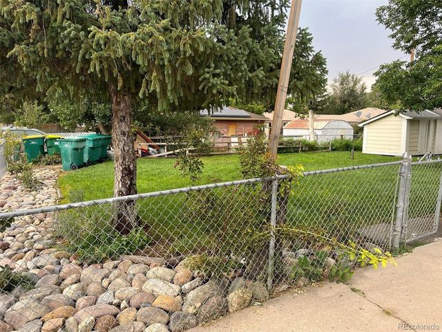 1701 Bahama St, Aurora, CO 80011
