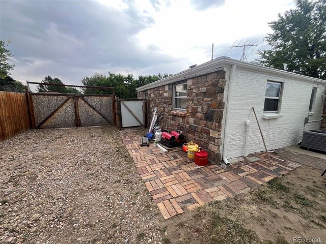 1701 Bahama St, Aurora, CO 80011