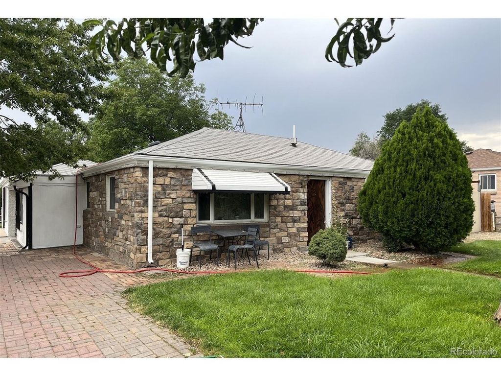 1701 Bahama St, Aurora, CO 80011