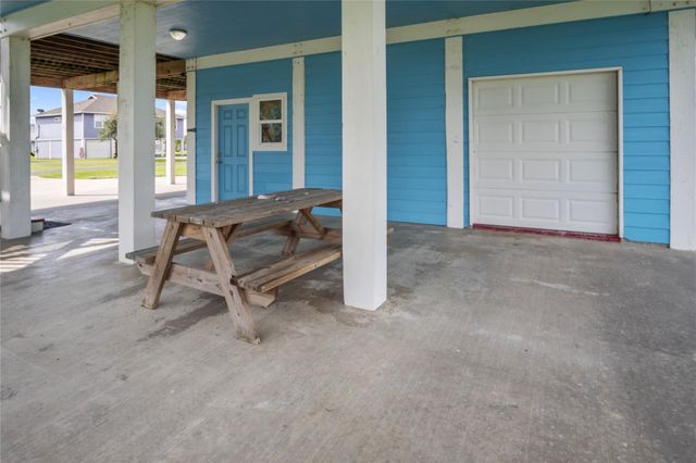 3189 Castle Drive, Crystal Beach, TX 77650