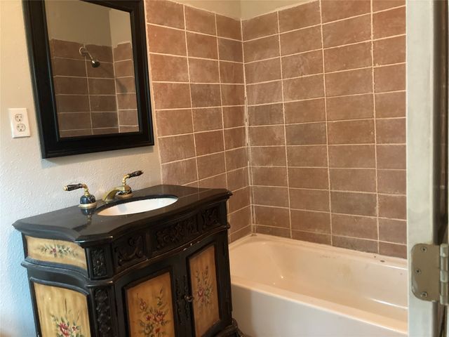 104 May Avenue, Cleburne, TX 76031