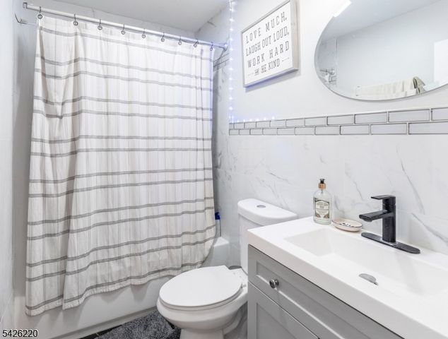 58 Park Ave, East Orange City, NJ 07017