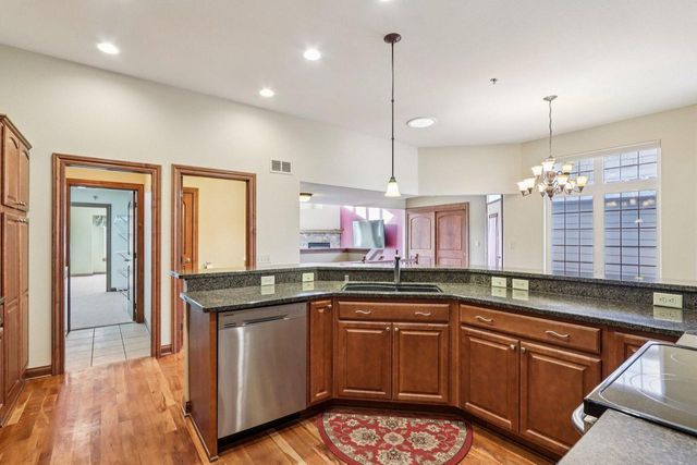 4041 S Fohr DRIVE, New Berlin, WI 53151