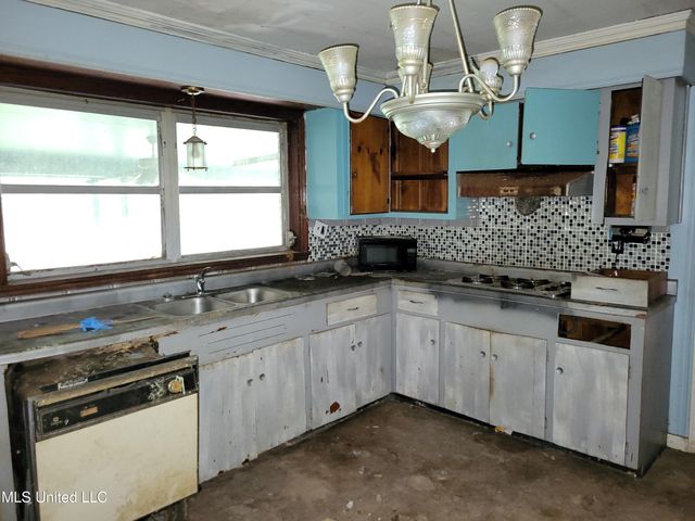818 Cedar Grove Avenue, Picayune, MS 39466