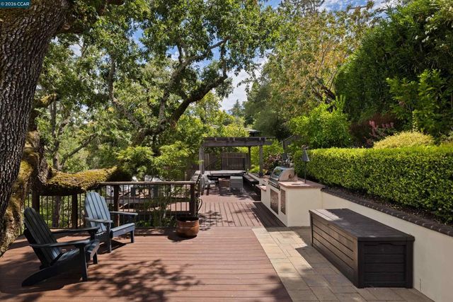 60 Tarry Ln, Orinda, CA 94563