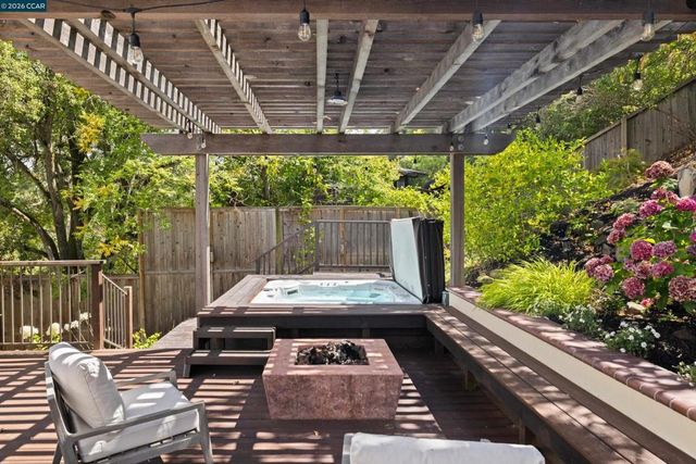 60 Tarry Ln, Orinda, CA 94563