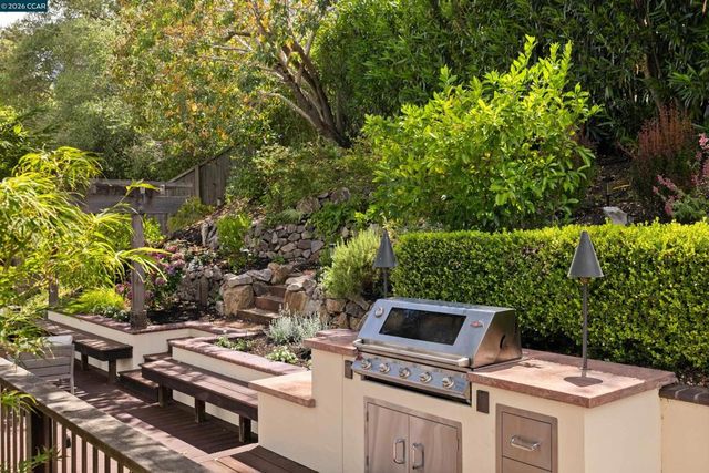 60 Tarry Ln, Orinda, CA 94563