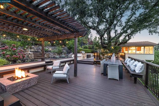 60 Tarry Ln, Orinda, CA 94563