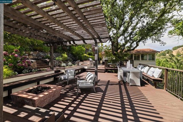 60 Tarry Ln, Orinda, CA 94563