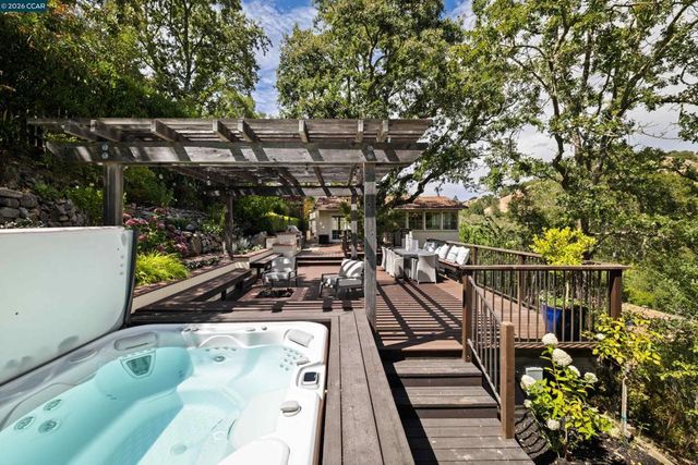 60 Tarry Ln, Orinda, CA 94563