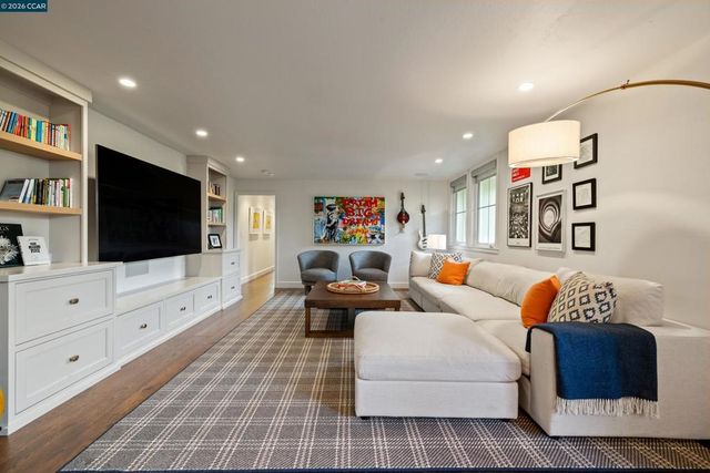 60 Tarry Ln, Orinda, CA 94563