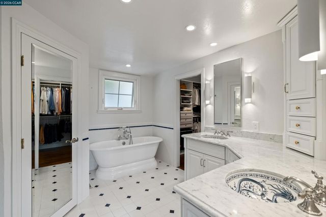 60 Tarry Ln, Orinda, CA 94563