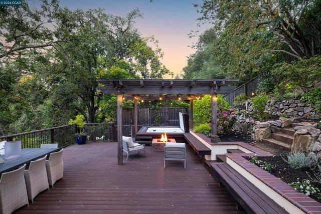 60 Tarry Ln, Orinda, CA 94563