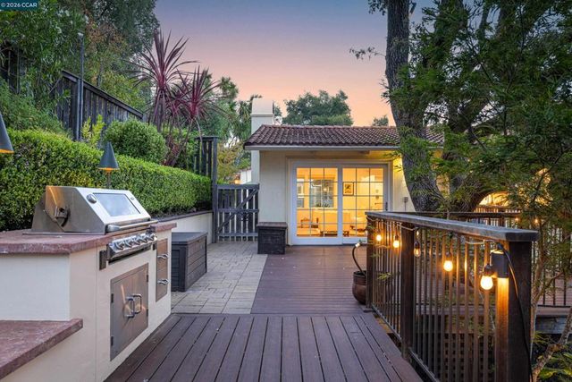 60 Tarry Ln, Orinda, CA 94563