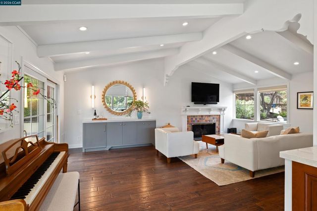 60 Tarry Ln, Orinda, CA 94563
