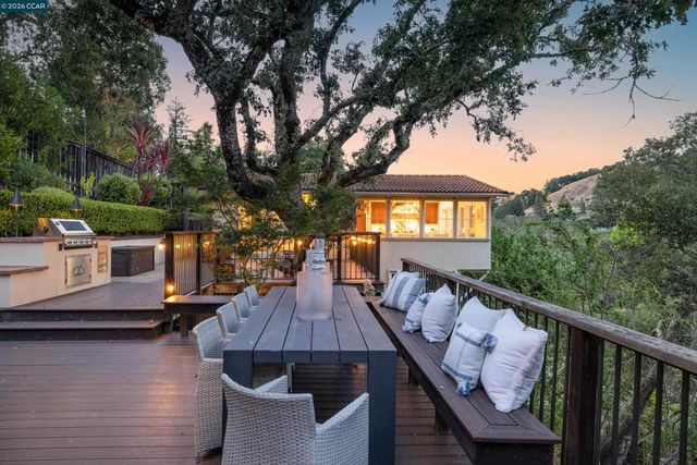 60 Tarry Ln, Orinda, CA 94563