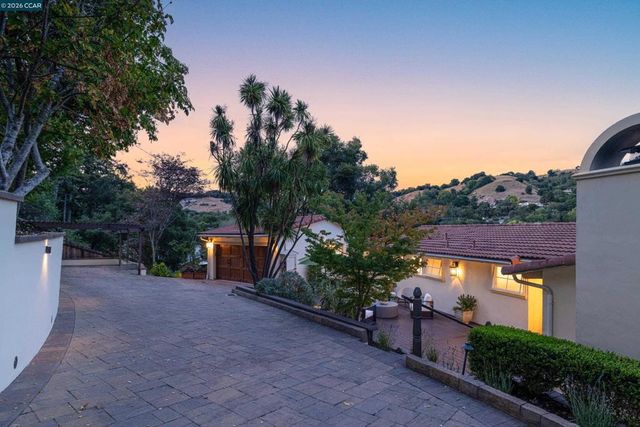 60 Tarry Ln, Orinda, CA 94563