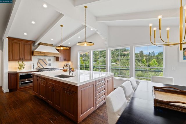 60 Tarry Ln, Orinda, CA 94563